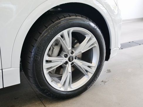 Used 2023 Audi Q8 Premium image 8