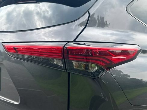 Used 2021 Toyota Highlander XLE AWD/4WD image 16