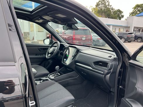 Used 2025 Subaru Forester Premium AWD/4WD image 12