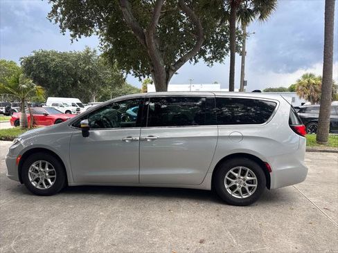 Used 2023 Chrysler Pacifica Touring-L FWD image 11