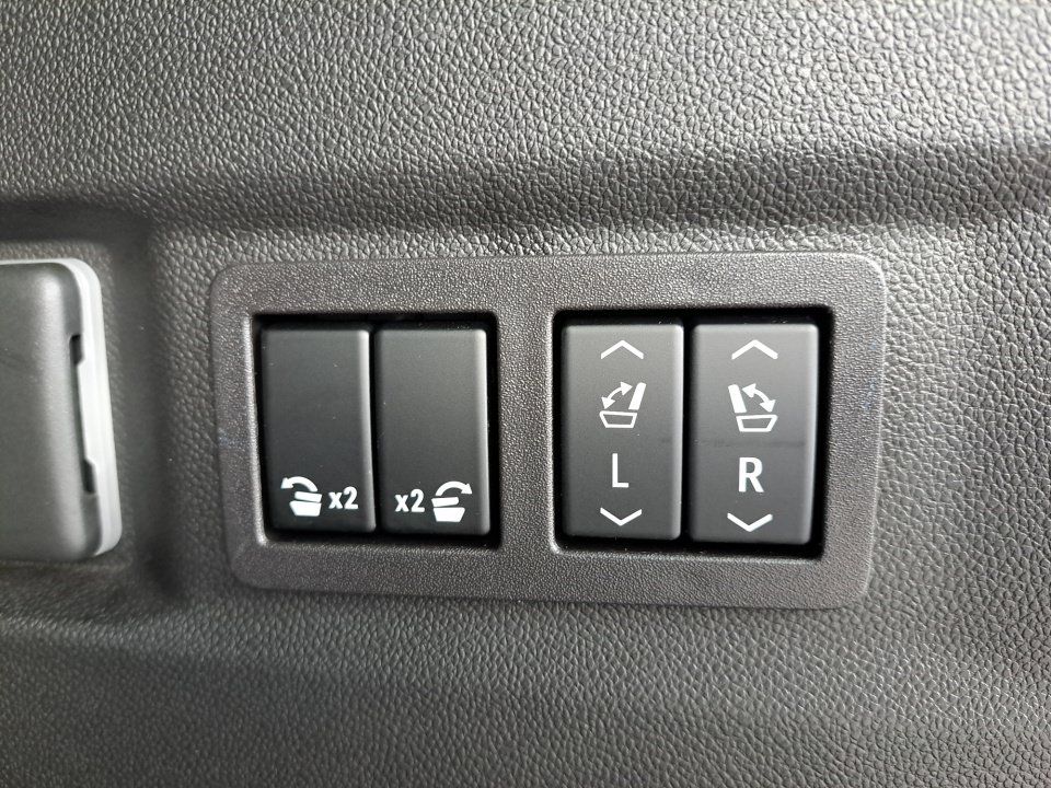 Used 2023 GMC Yukon AT4 w/ Technology Package AWD/4WD image 26