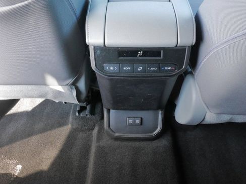 Used 2021 Toyota Highlander LE image 20