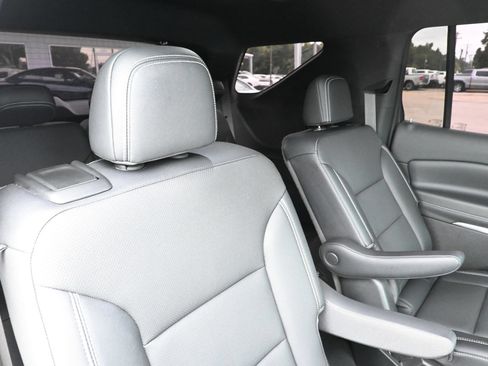 Used 2025 Chevrolet Traverse LT FWD image 38