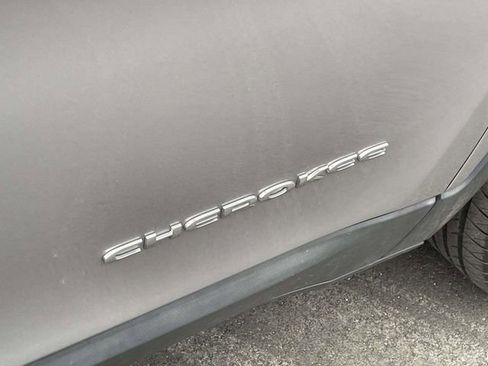 Used 2019 Jeep Cherokee Latitude w/ Popular Appearance Group image 10