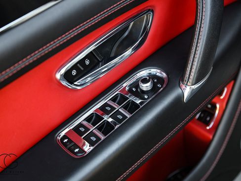 Used 2019 Bentley Bentayga image 38