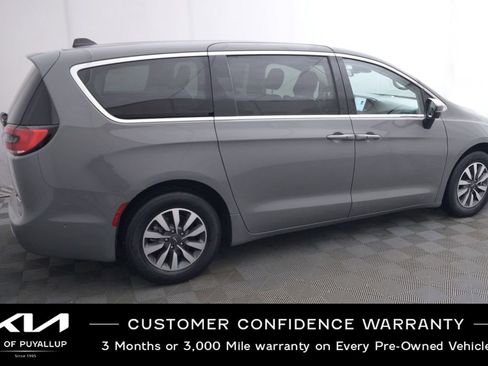 Used 2023 Chrysler Pacifica Touring-L image 4