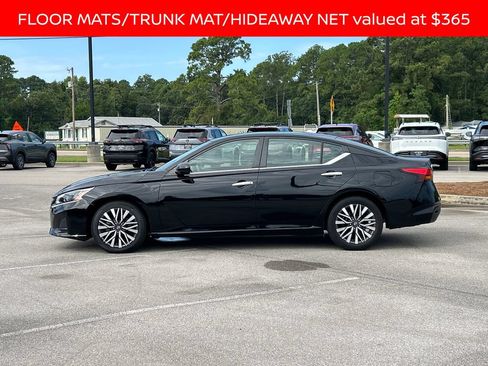 Used 2024 Nissan Altima 2.5 SV FWD image 2