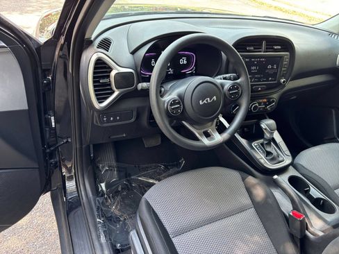 Used 2025 Kia Soul LX w/ LX Technology Package FWD image 32