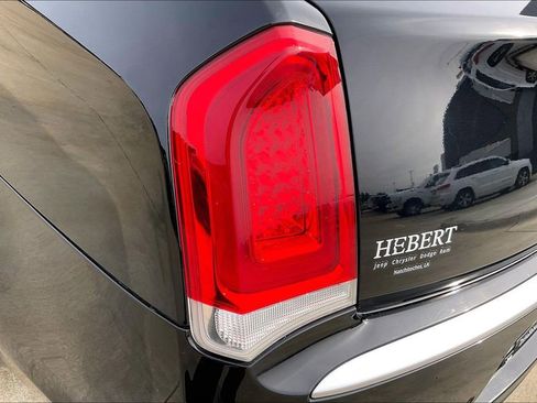 Used 2019 Chrysler 300 C w/ Safetytec Plus Group image 29