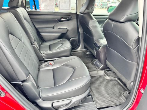 Used 2023 Toyota Highlander XLE image 24