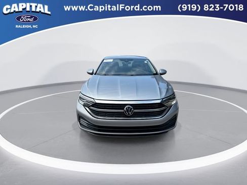 Used 2024 Volkswagen Jetta SE FWD image 3