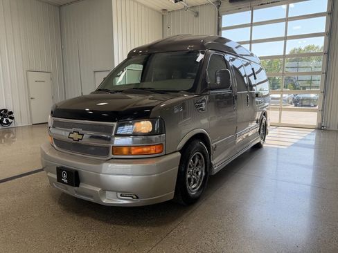 Used 2014 Chevrolet Express 1500 RWD image 2