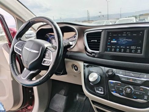 Used 2019 Chrysler Pacifica Touring-L FWD image 17