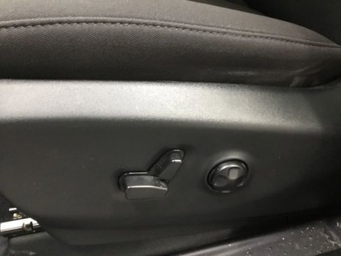 Used 2023 Chrysler Pacifica Touring image 8