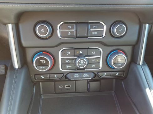 Used 2022 Chevrolet Tahoe Z71 w/ Luxury Package AWD/4WD image 28