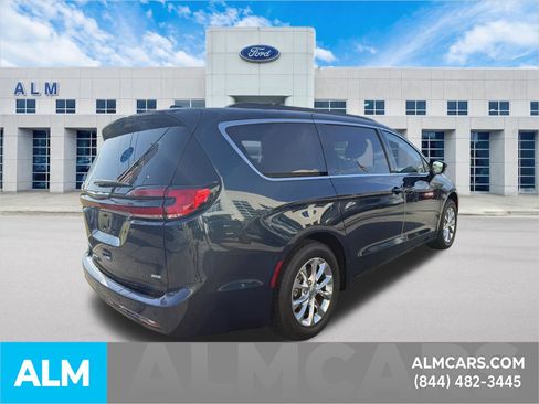 Used 2022 Chrysler Pacifica Touring-L image 5