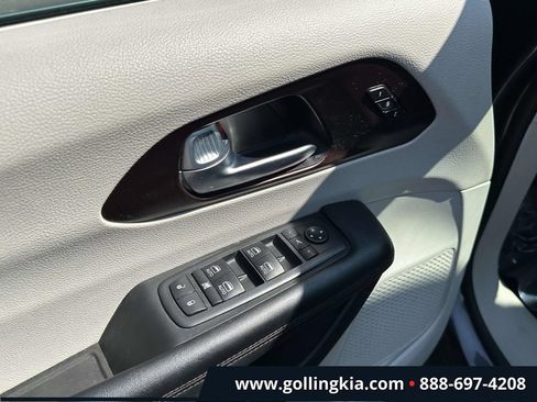 Used 2020 Chrysler Pacifica Limited FWD image 15