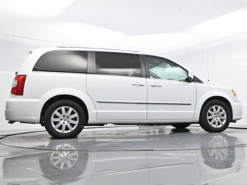 Used 2016 Chrysler Town & Country Touring FWD image 54