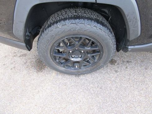 Used 2022 Toyota RAV4 XLE image 12