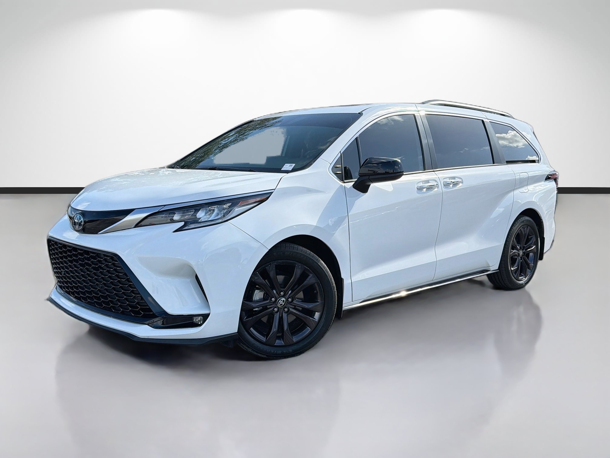 Used 2024 Toyota Sienna XSE w/ XSE Plus Package FWD image 1