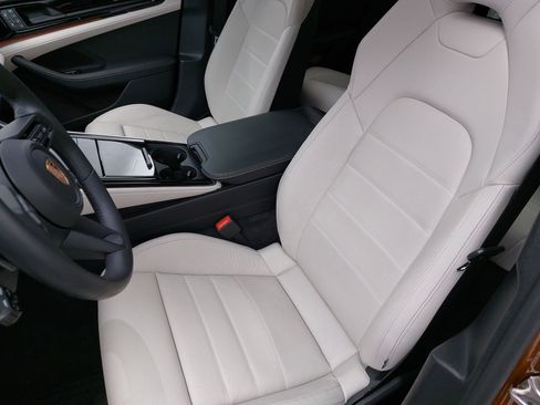 Used 2024 Porsche Panamera 4 image 5