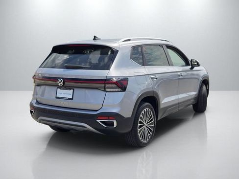 Used 2025 Volkswagen Taos SE FWD image 4