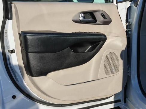 Used 2021 Chrysler Pacifica Touring-L image 11