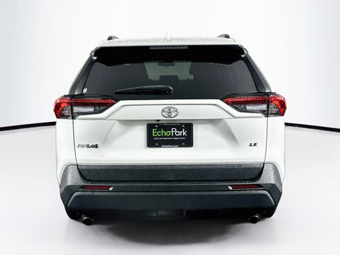 Used 2021 Toyota RAV4 LE FWD image 7