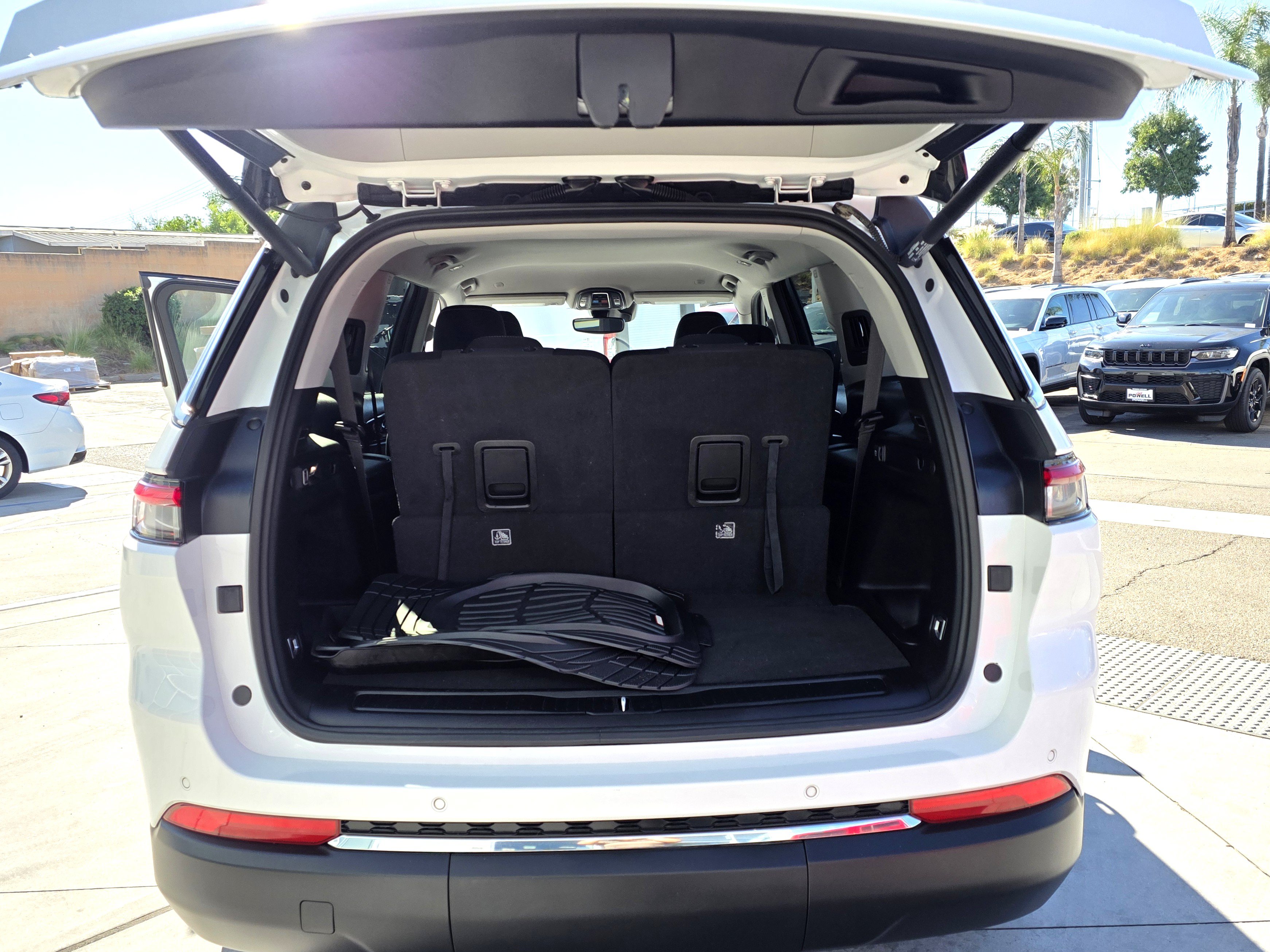 Used 2022 Jeep Grand Cherokee L Laredo RWD image 21