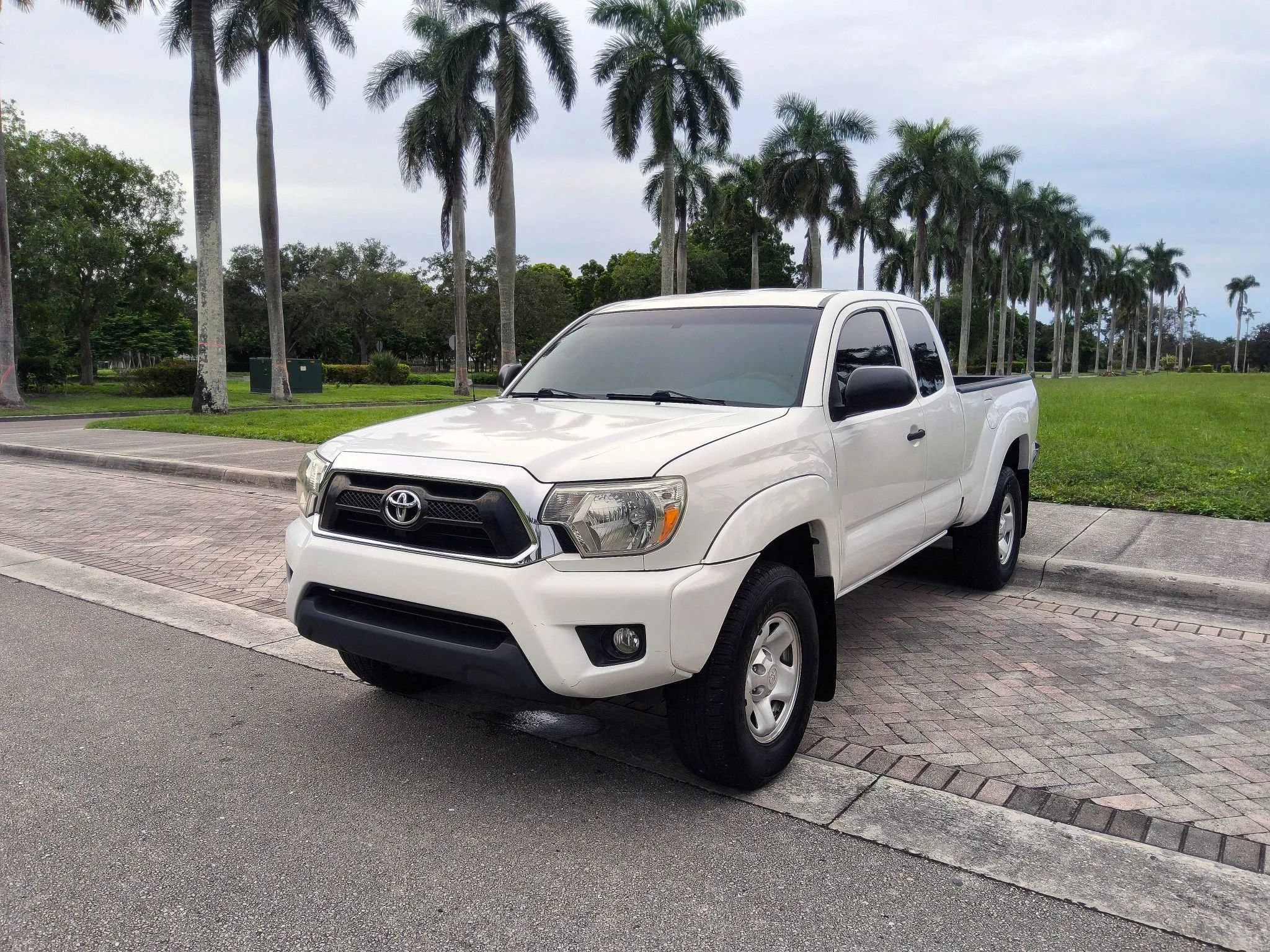 Used 2014 Toyota Tacoma PreRunner w/ SR5 Package RWD image 3