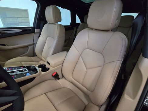 New 2025 Porsche Macan image 5