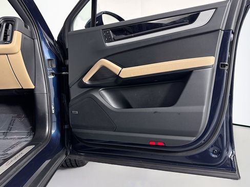 Used 2025 Porsche Cayenne Coupe image 23