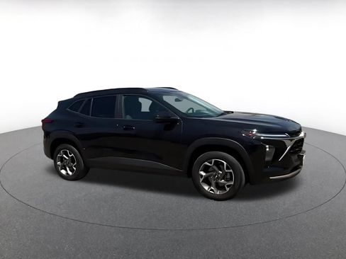 Used 2025 Chevrolet Trax LT w/ LT Convenience Package FWD image 2