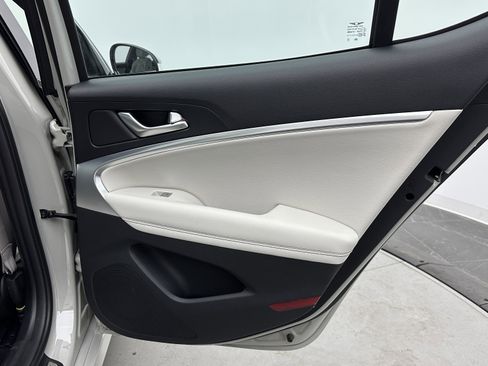 Used 2025 Genesis G70 2.5T image 32