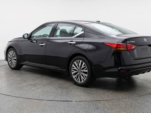 Used 2025 Nissan Altima 2.5 SV FWD image 6