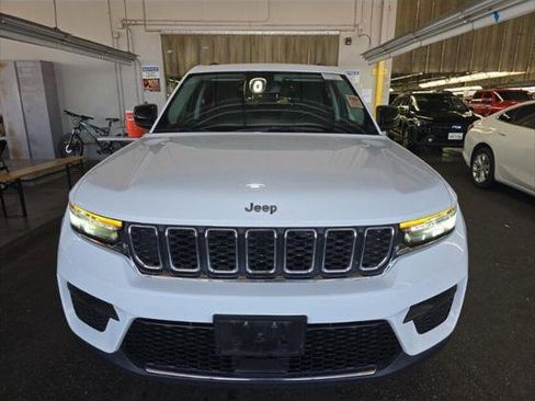 Used 2023 Jeep Grand Cherokee Laredo AWD/4WD image 3