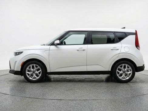 Used 2025 Kia Soul LX w/ LX Technology Package FWD image 5