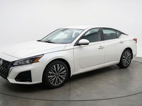 Used 2025 Nissan Altima 2.5 SV FWD image 3