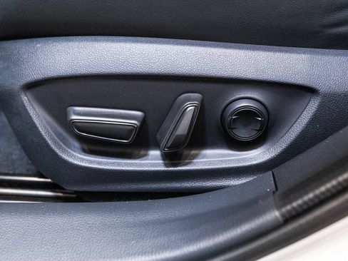 Used 2025 Toyota Prius XLE FWD image 21