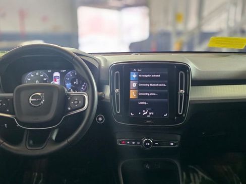 Used 2021 Volvo XC40 T5 Momentum w/ Climate Package image 13