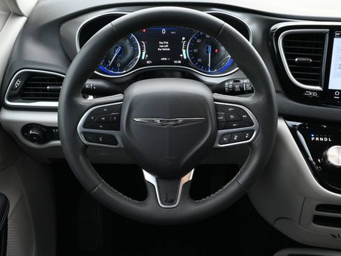 Used 2023 Chrysler Pacifica Touring-L FWD image 11