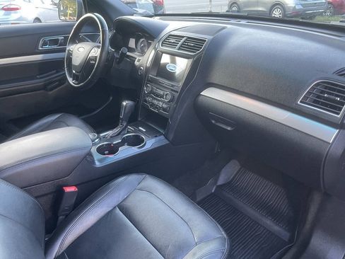 Used 2017 Ford Explorer XLT w/ Equipment Group 202A AWD/4WD image 26