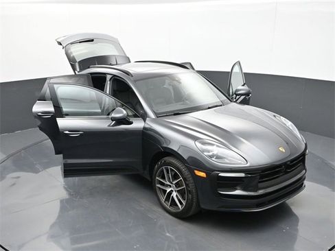 Used 2025 Porsche Macan image 28
