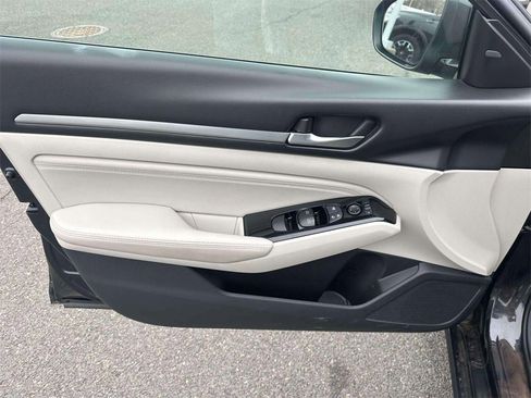 Used 2020 Nissan Altima 2.5 SV image 16