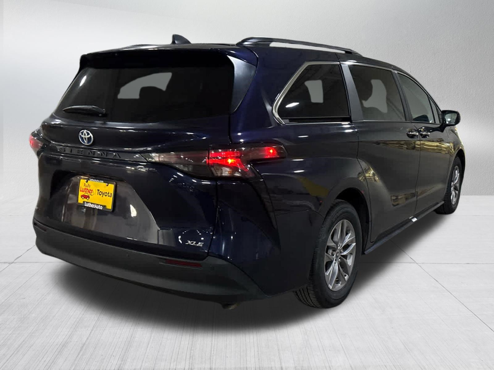 Certified 2025 Toyota Sienna XLE FWD image 6