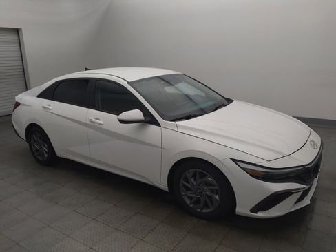 Used 2024 Hyundai Elantra SEL FWD image 11