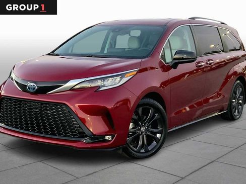 Used 2024 Toyota Sienna XSE image 1