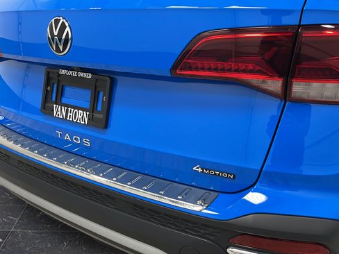 Used 2023 Volkswagen Taos SE w/ Panoramic Sunroof Package AWD/4WD image 30