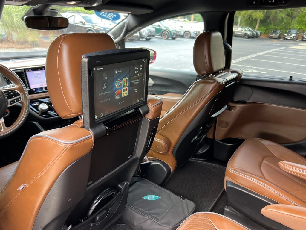 Used 2021 Chrysler Pacifica Limited w/ Uconnect Theater Family Group FWD image 18