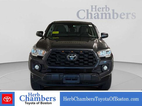 Used 2019 Toyota Tacoma SR5 AWD/4WD image 2